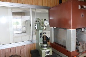無酸化焼入炉・換気式焼戻炉・ロックウェル型硬度試験機・サンドブラスト01