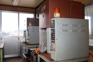 無酸化焼入炉・換気式焼戻炉・ロックウェル型硬度試験機・サンドブラスト02